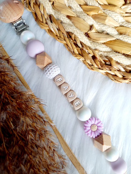 Met deze hippe speenkoord raak je je speen nooit meer kwijt. Hij is makkelijk te bevestigen op de kleding van je kleintje. Deze verantwoorde speenkoord is niet alleen handig maar ook heel hip. Speenketting, babyaccessoires, nursery, happy by lies, tuttenkoord, siliconen kralen. speenkoord met naam daisy lila