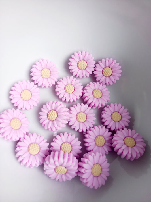 Met deze mooie siliconen daisy kralen kunt u de leukste creaties maken voor uw kleintje. Ze zijn geschikt voor: Speenkoorden, wagenspanners, bijtringen, diy, siliconen kraal daisy lila