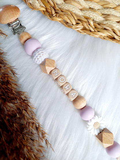 Met deze hippe speenkoord raak je je speen nooit meer kwijt. Hij is makkelijk te bevestigen op de kleding van je kleintje. Deze verantwoorde speenkoord is niet alleen handig maar ook heel hip. Speenketting, babyaccessoires, nursery, happy by lies, tuttenkoord, siliconen kralen. speenkoord met naam daisy, kies je kleuren zelf