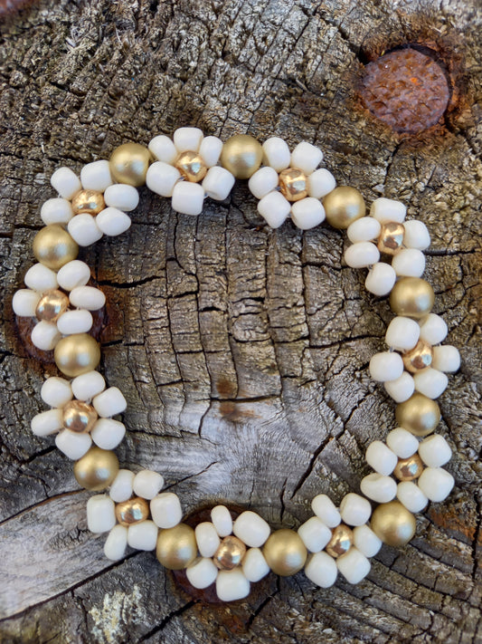De trendy daisy bloemetjes zijn echt een musthave voor de zomer. Door de elastiek is hij lang door te dragen. Kindersieraden, kinderaccessoires, kado, cadeau, daisy kinderarmband, twinnen, mom& mini armband 