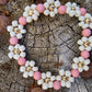 De trendy daisy bloemetjes zijn echt een musthave voor de zomer. Door de elastiek is hij lang door te dragen. Kindersieraden, kinderaccessoires, kado, cadeau, daisy kinderarmband, twinnen, mom& mini armband 