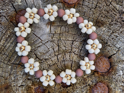 De trendy daisy bloemetjes zijn echt een musthave voor de zomer. Door de elastiek is hij lang door te dragen. Kindersieraden, kinderaccessoires, kado, cadeau, daisy kinderarmband, twinnen, mom& mini armband 
