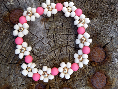 De trendy daisy bloemetjes zijn echt een musthave voor de zomer. Door de elastiek is hij lang door te dragen. Kindersieraden, kinderaccessoires, kado, cadeau, daisy kinderarmband, twinnen, mom& mini armband 