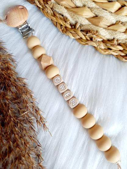 Met deze hippe speenkoord raak je je speen nooit meer kwijt. Hij is makkelijk te bevestigen op de kleding van je kleintje. Deze verantwoorde speenkoord is niet alleen handig maar ook heel hip. Speenketting, babyaccessoires, nursery, happy by lies, tuttenkoord, siliconen kralen. speenkoord met naam uni, kies je kleuren zelf