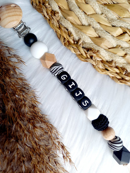 Met deze hippe speenkoord raak je je speen nooit meer kwijt. Hij is makkelijk te bevestigen op de kleding van je kleintje. Deze verantwoorde speenkoord is niet alleen handig maar ook heel hip. Speenketting, babyaccessoires, nursery, happy by lies, tuttenkoord, siliconen kralen. speenkoord met naam pien zebra