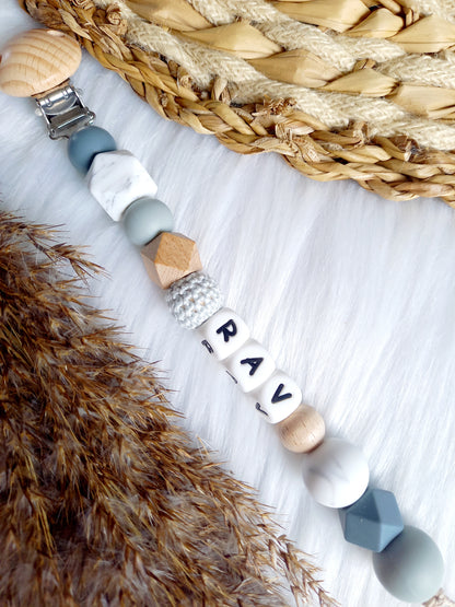 Met deze hippe speenkoord raak je je speen nooit meer kwijt. Hij is makkelijk te bevestigen op de kleding van je kleintje. Deze verantwoorde speenkoord is niet alleen handig maar ook heel hip. Speenketting, babyaccessoires, nursery, happy by lies, tuttenkoord, siliconen kralen. speenkoord met naam sev